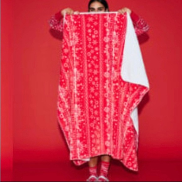 ❄️❤️❄️NWT VS Sherpa Blanket - Picture 7 of 14